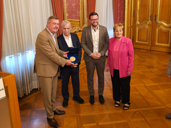Ehrenplakette der Stadt Hanau für Hans Heimerl